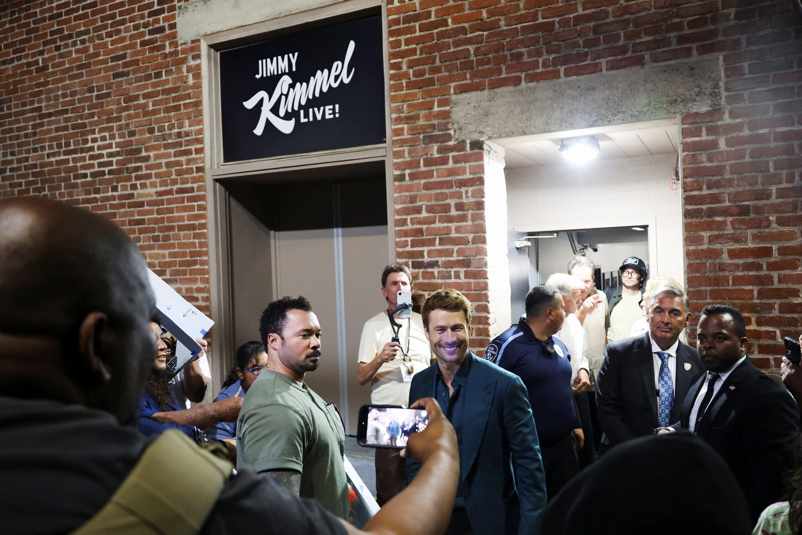 Glen Powell se marcha después de que el programa 'Jimmy Kimmel Live!' se grabara para su emisión, el día después de que Disney anunciara que el programa regresaría a su programación de ABC tras la suspensión temporal de Kimmel por sus comentarios sobre Charlie Kirk, en Los Ángeles, California, EE. UU., 23 de septiembre de 2025. REUTERS/Aude Guerrucci
