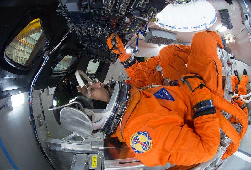 Los ingenieros de trajes espaciales demuestran cómo se organizarían cuatro miembros de la tripulación para el lanzamiento dentro de la nave espacial Orión.