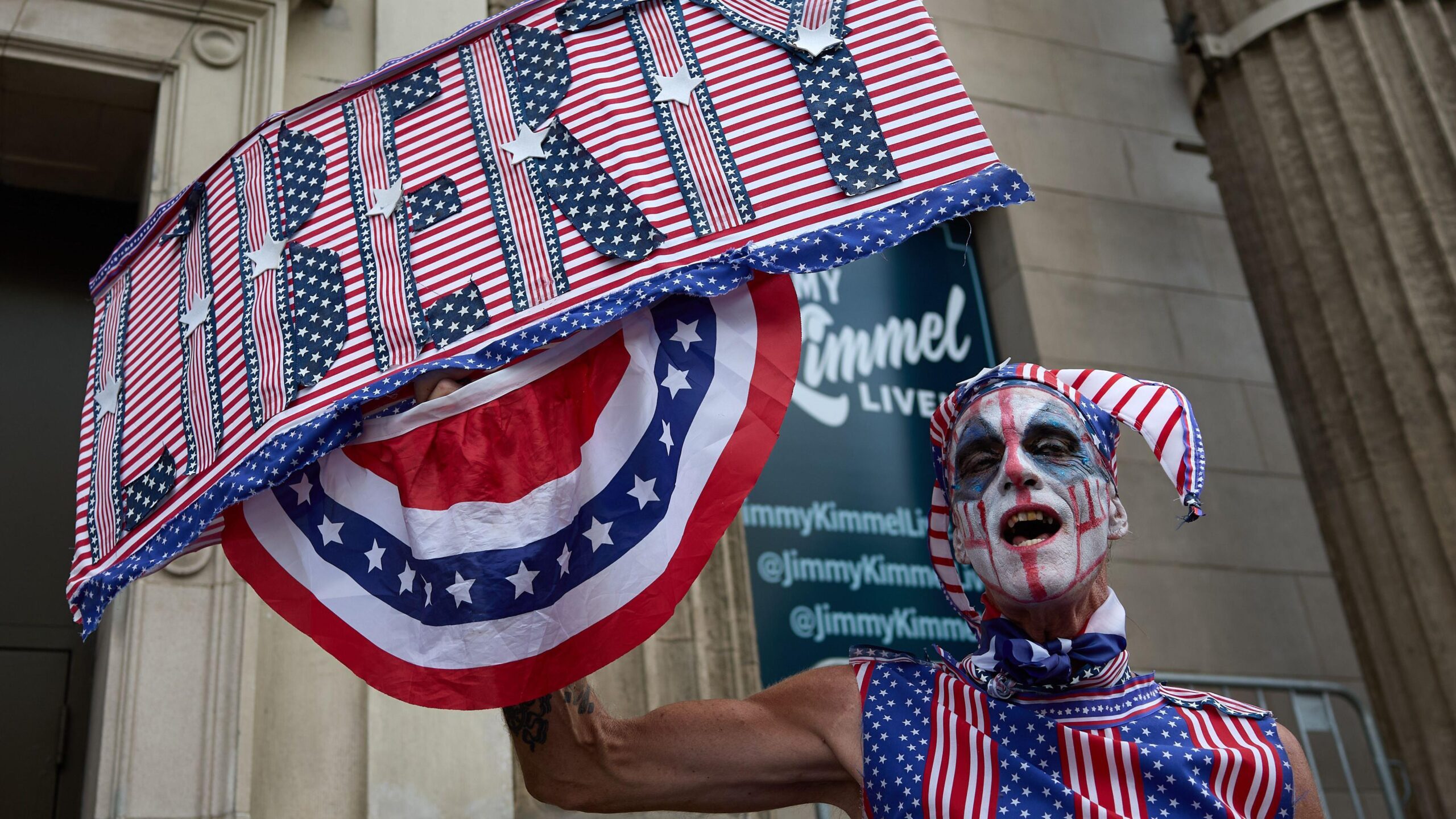 Un activista sostiene un cartel de Libertad frente a los estudios de Jimmy Kimmel Live en Los Ángeles, California, EE. UU., 23 de septiembre de 2025. Foto por ALLISON DINNER/EPA/Shutterstock (15501378h)