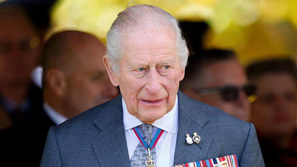 El rey Carlos le quita el título de príncipe a su hermano Andrés, que tiene que abandonar la mansión de Windsor