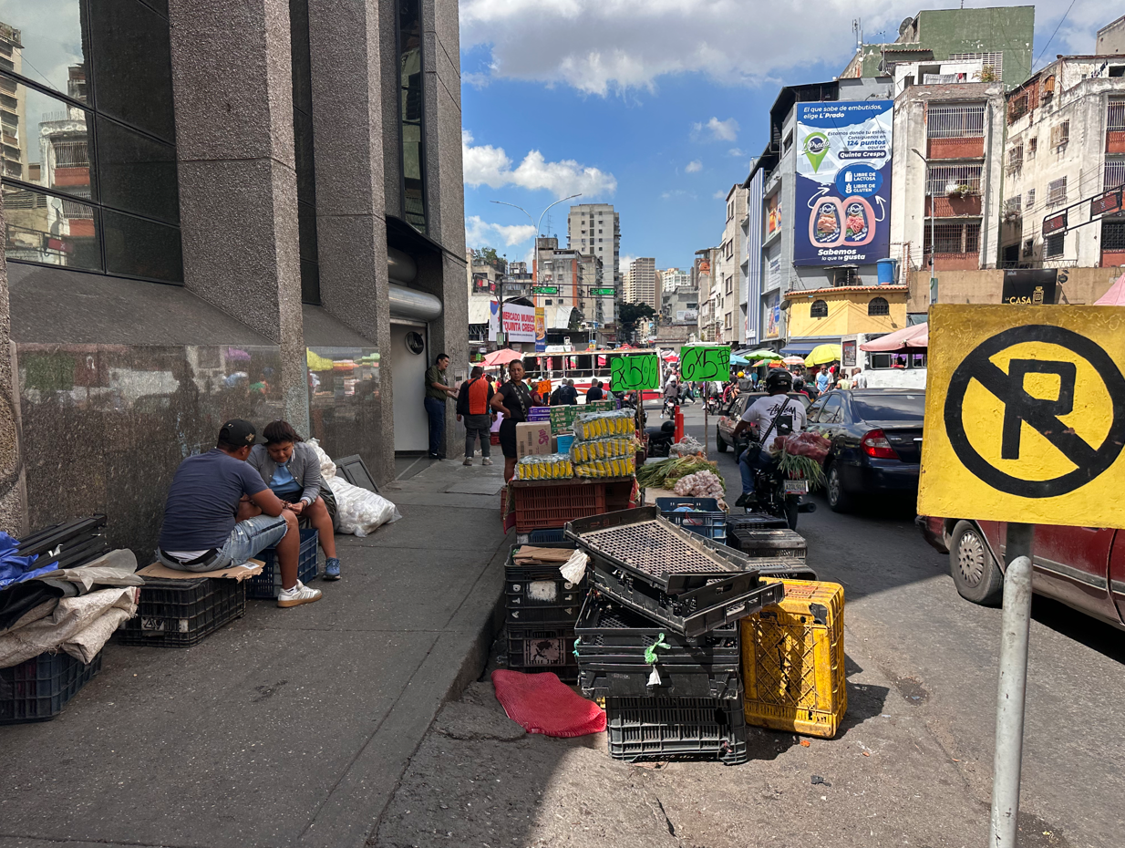 "Lo que nos tiene fregados aquí es el aumento del dólar": cómo viven los venezolanos la posibilidad de un ataque de EE.UU.